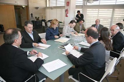 Rúbrica. El despacho de Tadeo fue el escenario ayer de la firma de los convenios de colaboración - Javier