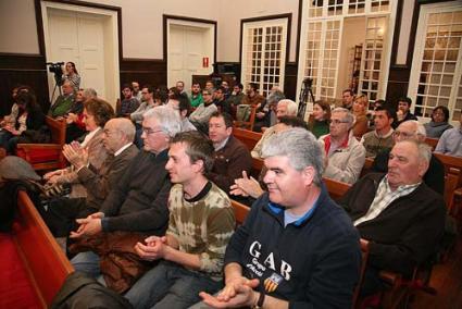 Sala. Lleno otra vez en el salón de plenos, con presencia de las conselleras Baíllo y Salord entre el público - Javier