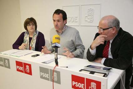 Comparecencia. Petrus, Pons y García Gasulla, ayer en la sede del PSOE - Javier