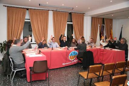 Votación. Todos los concejales de Sant Lluís votaron en contra del vertido de los lodos en sus costas - Javier