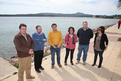 PSOE. Representantes socialistas en el Ayuntamiento, Consell y Parlament, ayer en Fornells - Javier