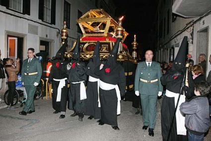 Santo Sepulcro. La imagen, flanqueada por agentes de la Guardia Civil y ornamentada con claveles rojos, desfiló arropada por cientos de fieles - Javier