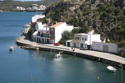 Cala Figuera. Aunque Autoridad Portuaria de Balears se comprometió en 2010 a no expropiar las viviendas, algunos vecinos de la zona no se fían de este organismo público - Javier