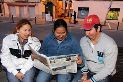 Extracomunitarios. Algunos ciudadanos, como estos bolivianos, se enteraron por la prensa de la medida - Gemma Andreu