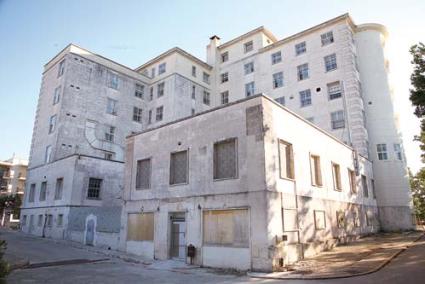 Mal estado. El edificio se está deteriorando de forma importante, tras años cerrado y sin mantenimiento - Archivo