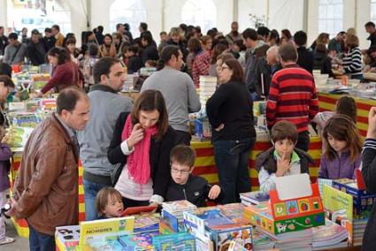 Activitats. Ciutadella es deixà envair per la força de la literatura i s’omplí de gent - Paco Sturla