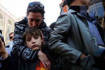 Boston. Un niño en un acto religioso en la calle en memoria de las víctimas de los atentados - Reuters