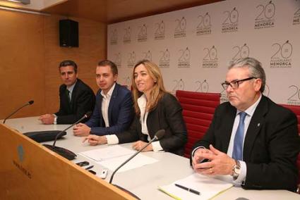 Consell. Tomás Melgar, Nikolay Bukreev, Salomé Cabrera y Joan Melis, ayer en la presentación - Javier