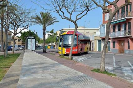 Plaça Menorca. Los vecinos de la zona sostienen que la estación provisional es "tercermundista" - Paco Sturla