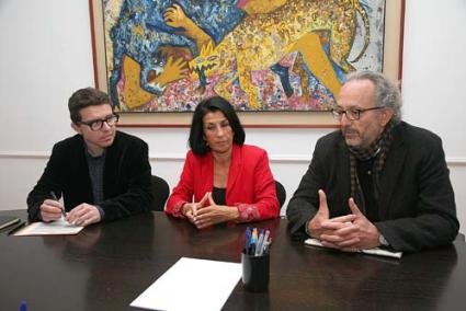 Organització. Antoni Vidal, Joana Català i Joan J. Gomila van explicar el contingut de les jornades - Javier