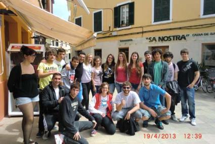 Tirando cañas. Los alumnos que han participado en la actividad han repartido un total de 25 litros de cerveza - IES MA Cardona