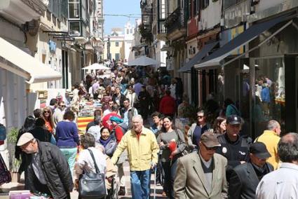 Maó. El carrer Nou i s’Arravaleta es van omplir de parades de llibres i roses durant el dia de Sant Jordi, amb una notable afluència de persones i escolars que van animar la jornada. - Javier