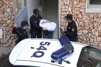 Juzgados. Momento en el que el detenido abandonó custodiado los juzgados de Fort de l’Eau - Archivo