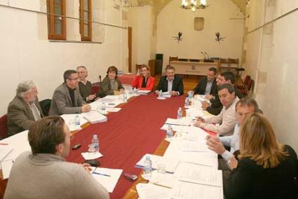 Reunión. La Comisión de Alcaldes se reunió ayer en el Ayuntamiento de Alaior - Javier