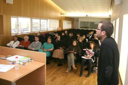 Jornada. Una veintena de facultativos conocieron ayer los proyectos que se desarrollan en el hospital - Javier