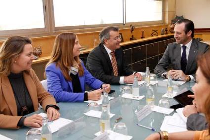 Reunidos. Maria Salom, Pilar Pons, Santiago Tadeo y José Ramón Bauzá, en el despacho de presidencia - Gemma Andreu