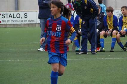 Paula Sintes. Es la actual capitana del Menorca alevín, que disputa la Liga insular, única chica integrante de la plantilla - cd menorca