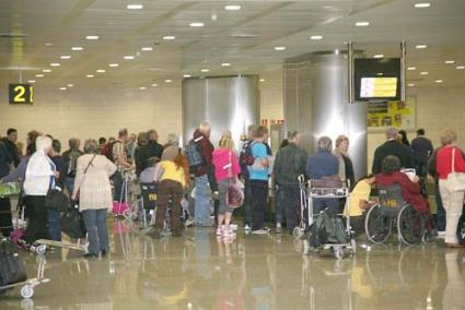 Actividad. El Aeropuerto de Menorca registró ayer una jornada de actividad con la llegada de 29 vuelos, los primeros del verano desde Inglaterra - Javier