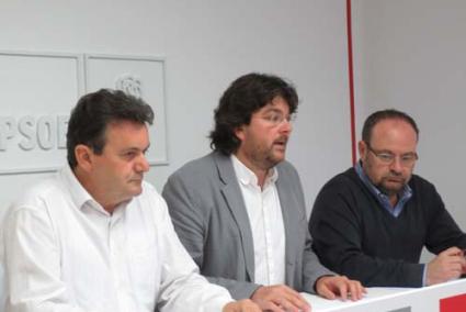 PSOE. Joan Marqués, Vicenç Tur y Damià Borràs, ayer en la sede socialista de Maó - P.PSOE