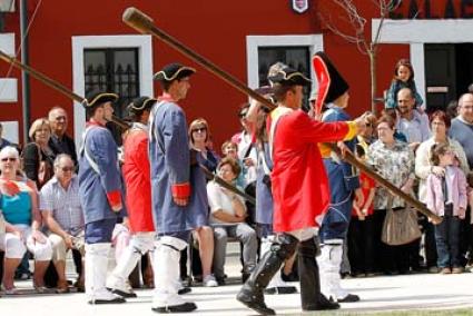 Plaza. Los antiguos cuarteles lucían en sus ventanas dibujos de los alumnos del Ateneu y la plaza fue el escenario de una vistosa escenificación del hecho histórico. - Gemma Andreu