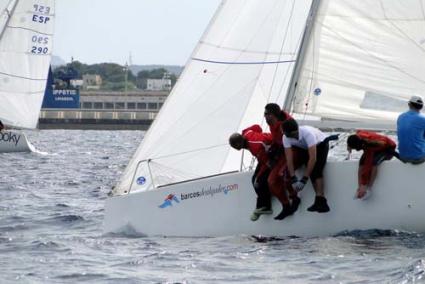 Ganadores. El Barcosdealquiler.com fue capaz de remontar en la última jornada de competición - Nieves Reguero /Siesreal