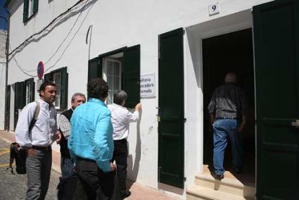 Fornells. Los patronos y el secretario de la Federación balear ayer en la Cofradía de Fornells. - Javier