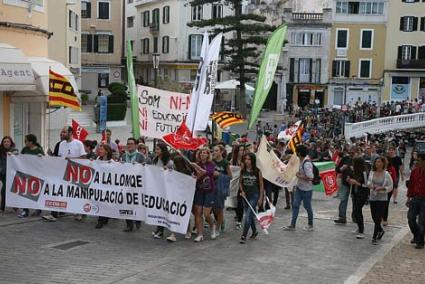 Manifestación. La protesta por las calles de Maó culminó la jornada de paro en los centros educativos - Javier