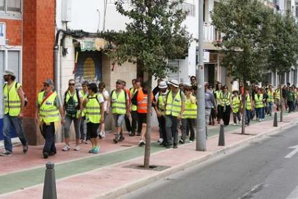 Movilización. Un centenar de personas llegó ayer a Maó desde Alaior para protestar contra un proyecto que consideran "excesivo" - Javier