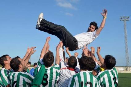 Manteo. El técnico, siguiendo los cánones de la celebración, fue manteado por sus jugadores - Archivo