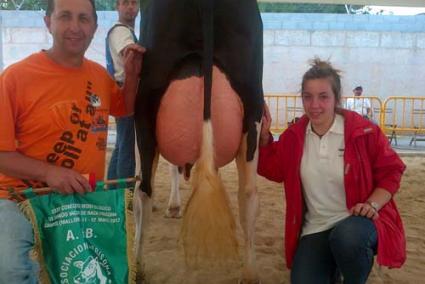 Gran campeona. El payés de la ganadería Algendar d’en Gomila, Francesc Truyol, junto a su hija Cristina - F.T.