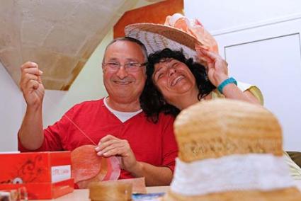 Taller. Els participants, gairebé tot dones, s’ho van passar d’allò més bé posant i llevant detalls i objectes fins aconseguir el barret perfecte - Gemma Andreu