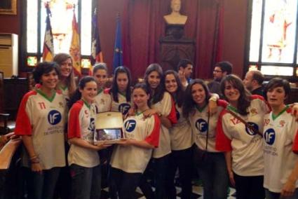 Radiantes. Rollán, tercera por la izquierda, con el resto del equipo en el Ayuntamiento de Palma - m.r.a.