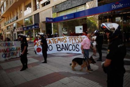 Málaga. La Policía interviene en un escrache contra una entidad bancaria - Reuters