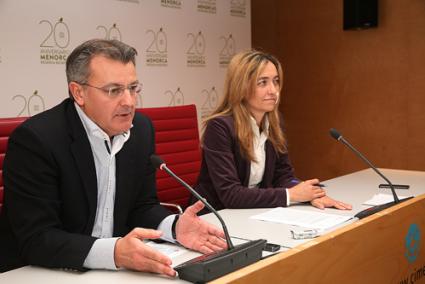 Consell. Santiago Tadeo y Salomé Cabrera, ayer en la presentación de la nueva línea de ayudas - Javier