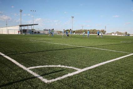 Campo. Jugadores de las categorías menores del Sporting entrenando ayer tarde en el campo de fútbol - Javier