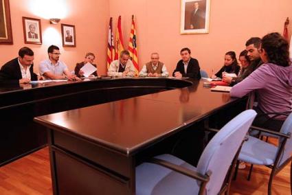 Comisión Mixta. El encuentro se celebró en el salón de plenos del Ayuntamiento de Es Mercadal - Javier