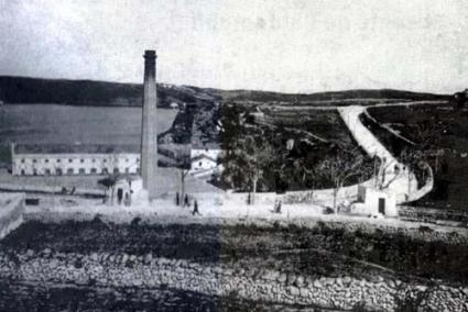 Panorámica del puerto de Mahón y la carretera des Castell desde Sa Sínia des Moret (Archivo Margarita Caules)