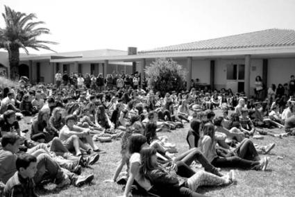 Alumnado. Estudiantes del Instituto Maria Àngels Cardona, centro que no cuenta con ningún profesor que pueda dar clases en inglés - Archivo