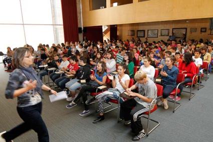 Consell. Los estudiantes fueron recibidos por la consellera insular de Bienestar Social, Aurora Herráiz - Gemma Andreu