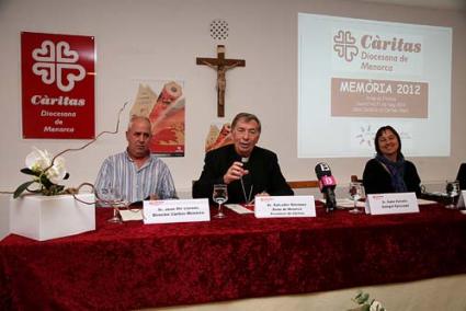 Caritas. Joan Mir, Salvador Giménez, Rafael Portella y Tònia Florit, ayer durante la presentación de la Memoria de la entidad diocesana 2012 - Javier