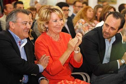 Regreso. Esperanza Aguirre, entre Santiago Tadeo y José Ramón Bauzá ayer en Alaior - Gemma Andreu