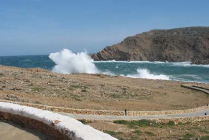 Faro de Fornells. El varón se encontraba pescando con su hijo - Archivo