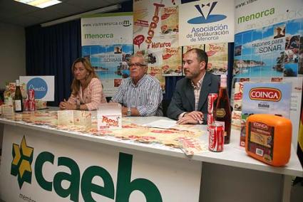 Presentación. Salomé Cabrera, Francisco Carrasco y Josep Fortuny, ayer en la sede de CAEB en Maó - Javier