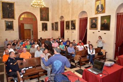 Reunió. Els voluntaris que ahir assistiren a la trobada a l’Ajuntament la majoria repetiran - Paco Sturla