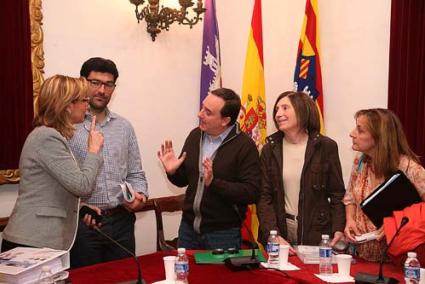 La prórroga. Sugrañes, Agis, Morlá, Caules y Riudavets departen una vez finalizado el pleno de ayer - Javier