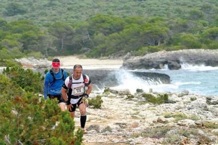 Esfuerzo con recompensa. Alrededor de 40 atletas que corrieron la Trail Camí de Cavalls se han implicado en esta propuesta benéfica con un gran resultado - Archivo