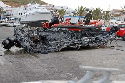 Fornells. Los bomberos depositaron la embarcación en tierra para evitar la contaminación de las aguas - Gemma Andreu