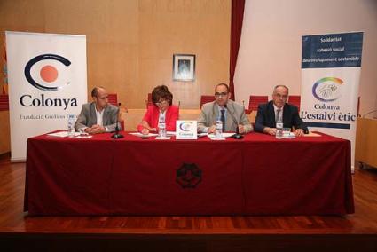 Consell. Josep Antoni Cifre y Antoni Amengual presentaron la memoria ayer en el Consell en un acto presidido por la consellera insular de Bienestar Social, Aurora Herráiz. - Javier