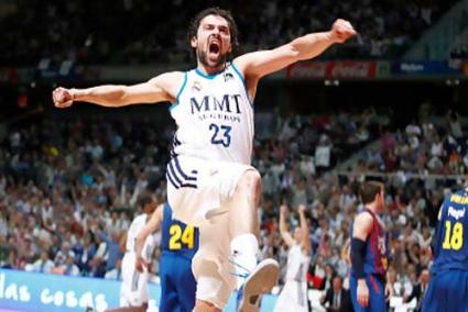 Llull. Celebra con rabia el canastón triple que anotó sobre la bocina al final del primer cuarto - ACB Media