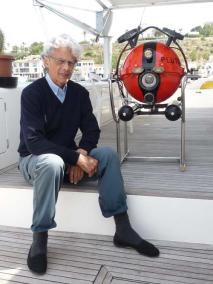 "PLUTO". Guido Gay junto con el robot que utilizó para encontrar al "Roma". Debajo, el catamarán del ingeniero italiano que se encuentra amarrado en Maó - D. BARET